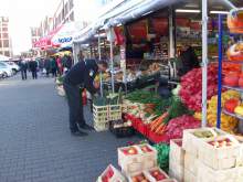 Marktstände mit frischem Gemüse