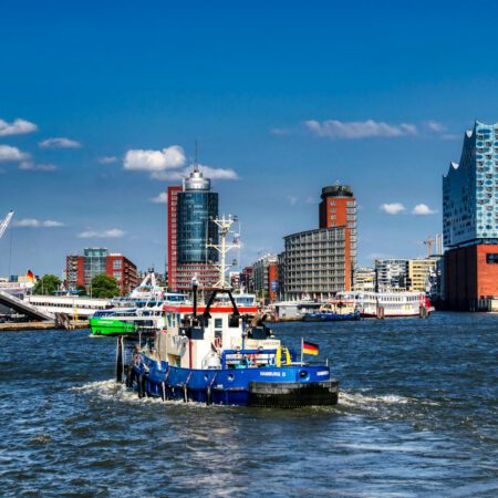 Hamburger Hafen mit Blick auf die Elphi - Photo by Paparazzi Ratzfatzzi: https://www.pexels.com/photo/a-boat-in-the-harbor-of-hamburg-germany-12887713/