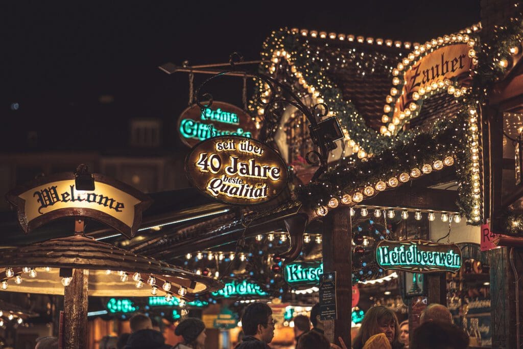Weihnachtsmarkt Bude - Bild von Chris Spencer-Payne auf Pixabay