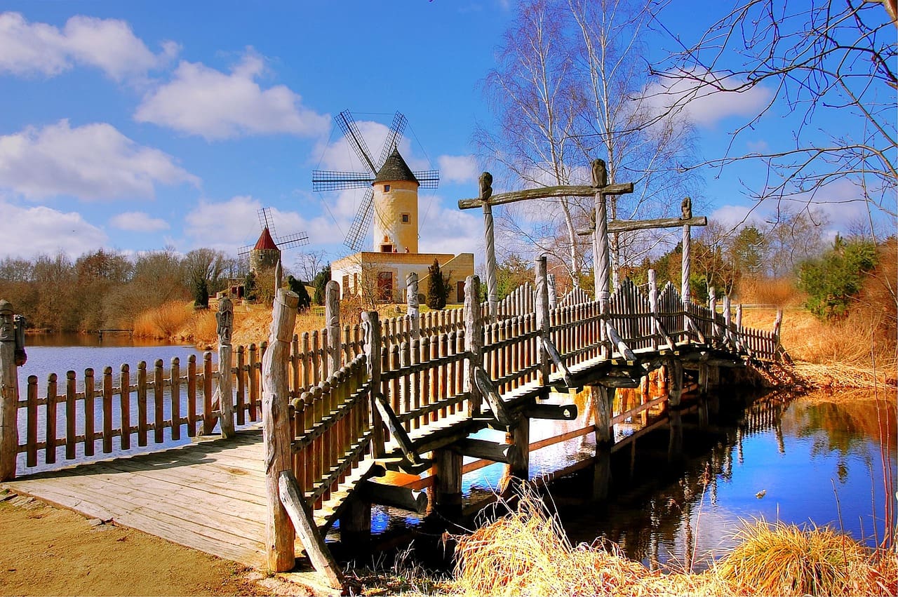 Mühlen Museum Gifhorn - mediterrane Mühle vor Brücke - Bild von kordula vahle auf Pixabay