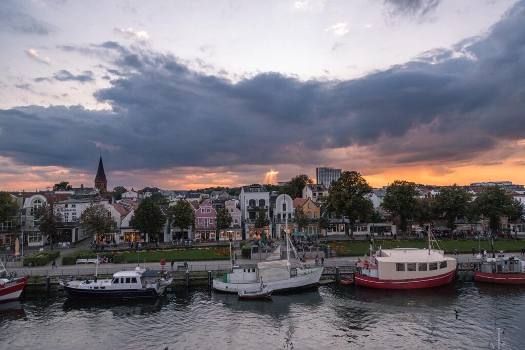 Warnemünde Sonnenuntergang mit Wolken - Bild von butti_s auf Pixabay