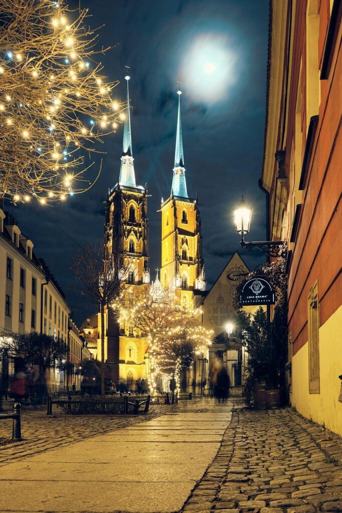 Breslau Kirche bei Nacht - Bild von Piotr auf Pixabay