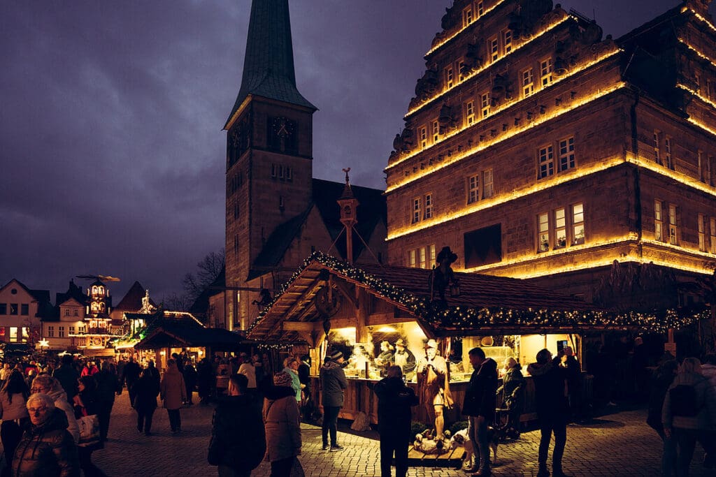 Weihnachtsmarkt Hameln Bude Kirche - Quelle: https://www.hameln.de/